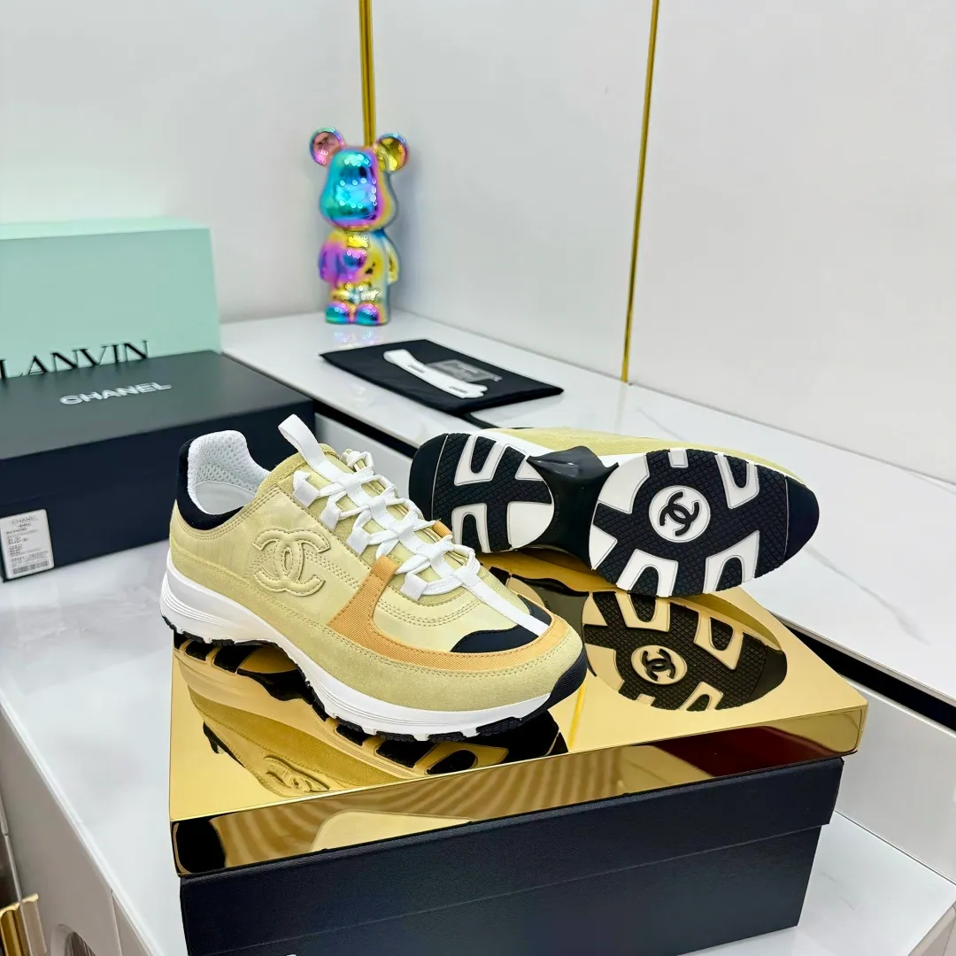 👟👟Ex-factory price 600👟👟High quality! ! ! CHANEL Chanel 25A latest thick-soled casual sports shoes. The counter is synchronized. The counter is very popular. It is a shoe that is very difficult to buy. The most popular thick-soled casual shoes on the Internet. As you can imagine, the most popular thick-soled casual shoes can not be missed. It has both good looks and comfort. Simple and versatile. The thick sole increases the height and is super versatile. Whoever wears it will look better. Upper: cowhide stitching. Lining: breathable mesh. Outsole: TPU original outsole. Size: 35-41 👉